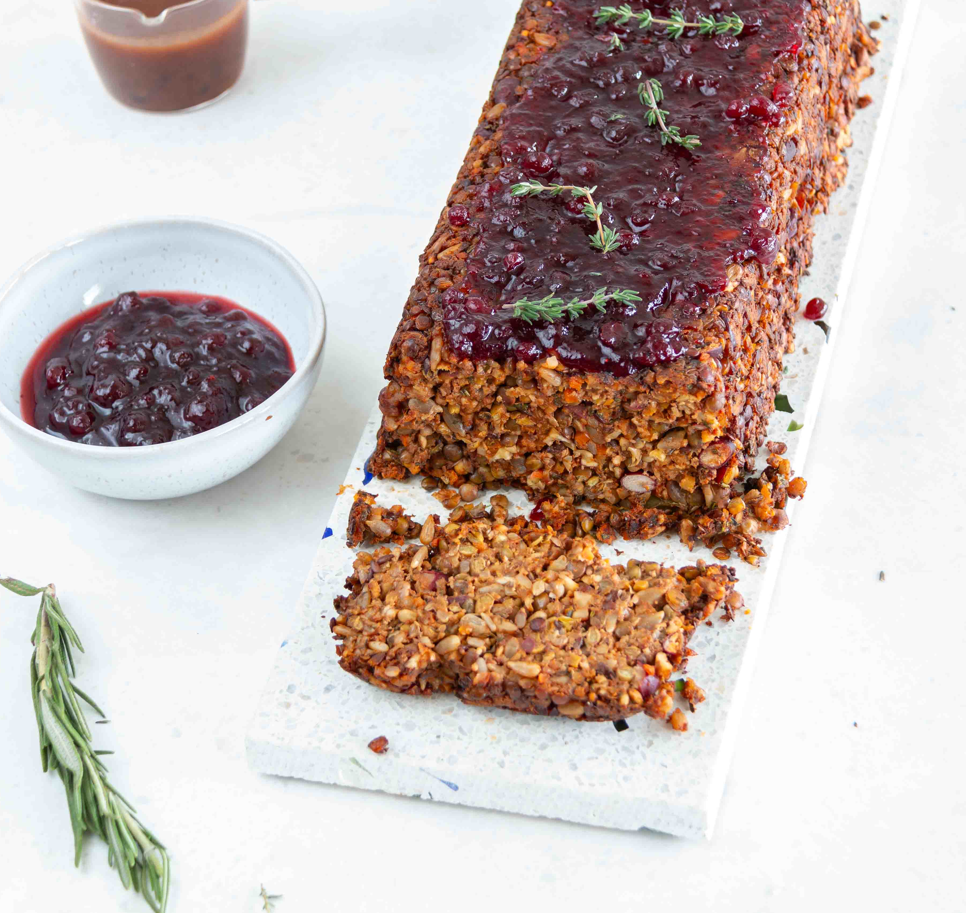 Saftiger veganer Hackbraten mit viel Ballaststoffen wie Linsen, Bohnen und Gemüse