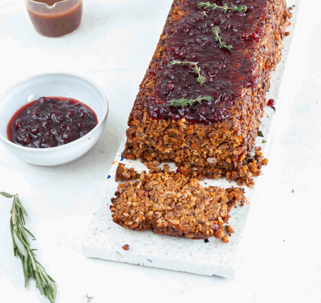 Saftiger und veganer Hackbraten mit viel Ballaststoffen wie Linsen, Bohnen und Gemüse. Dazu eine Cranberry-Orangen-Sauce