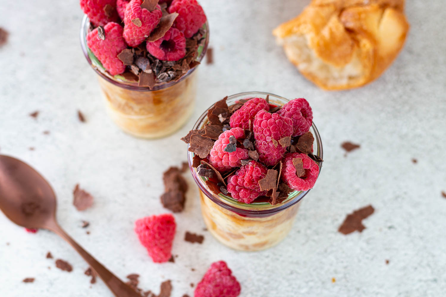 Gipfelipudding im Glas mit Himbeeren