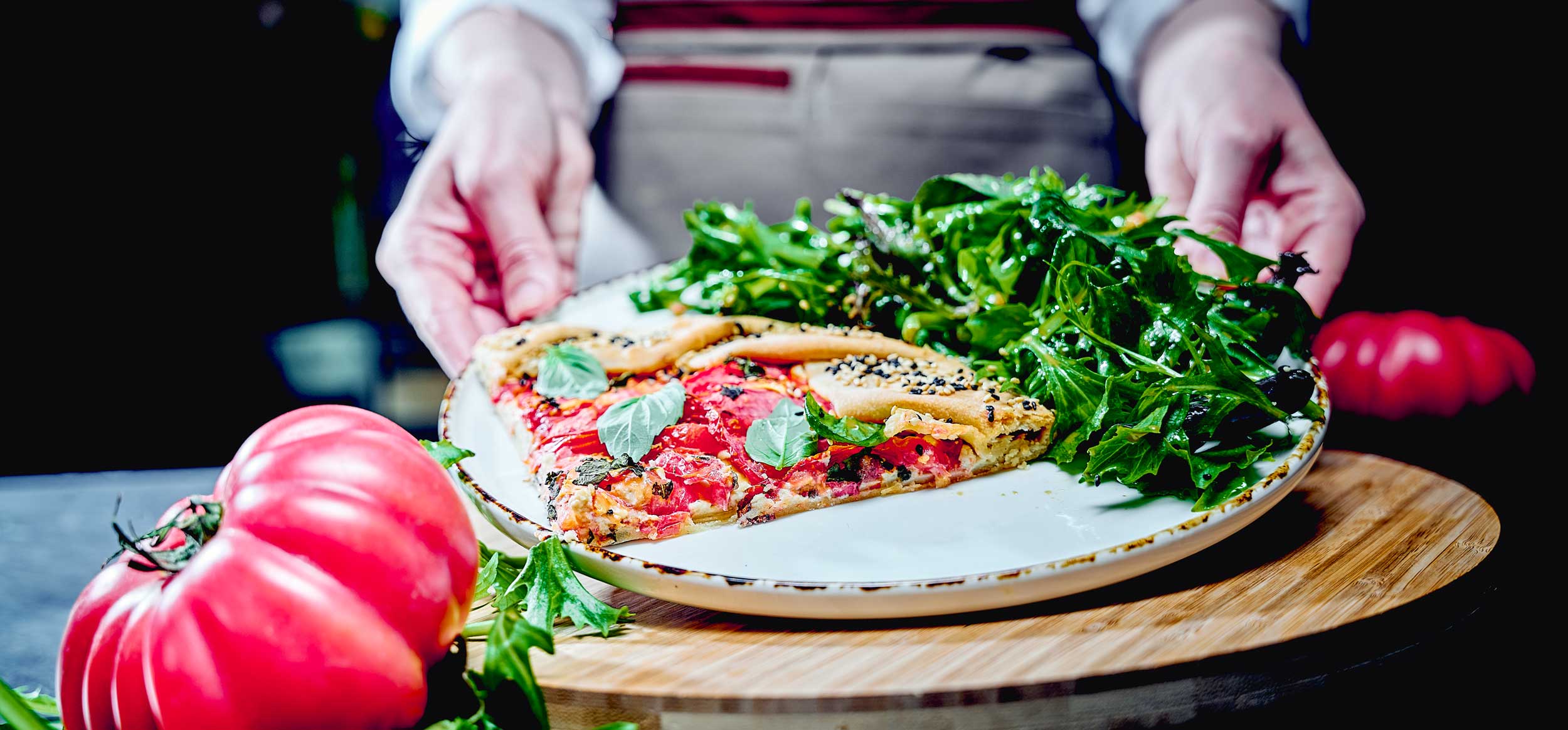 Tomatentarte von Tosca Maestro mit Rucolasalat