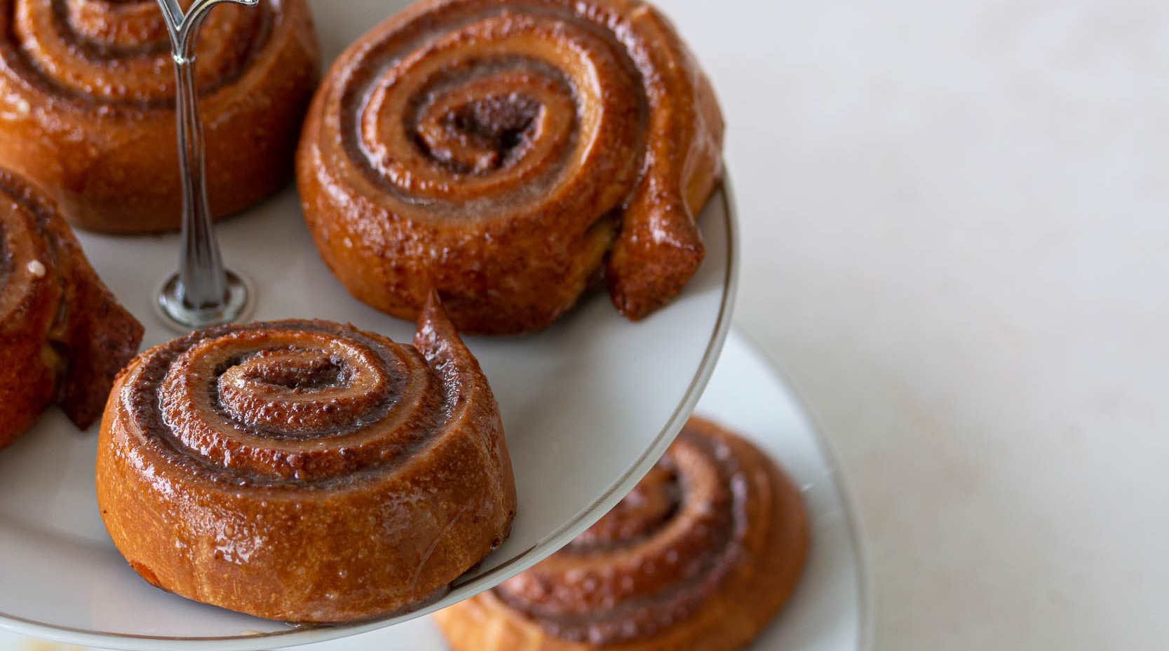 Schwedische Zimtschnecken auf einer Etagère