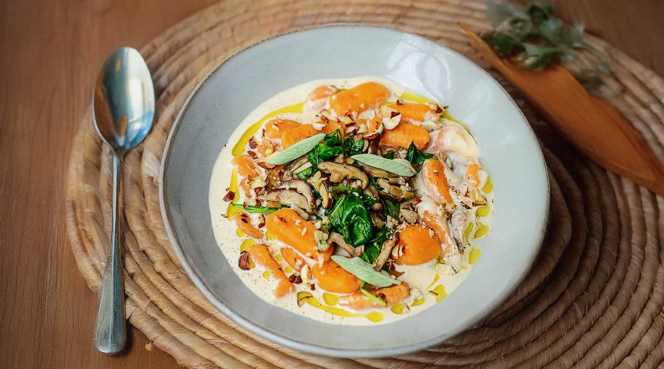 Süsskartoffelgnocchi mit Pilzen und Spinat