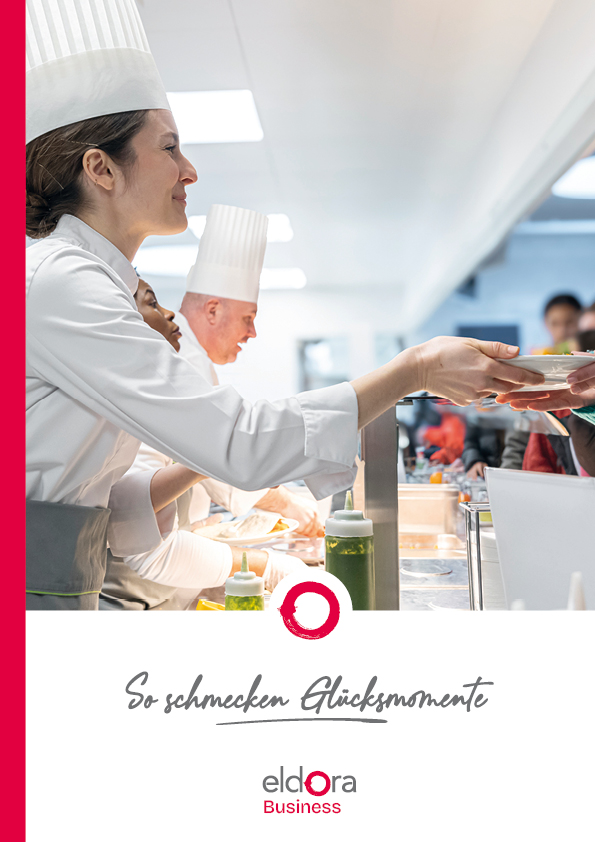 Titelbild der Eldora Business Broschüre - eine Köchin reicht einem Gast einen Teller