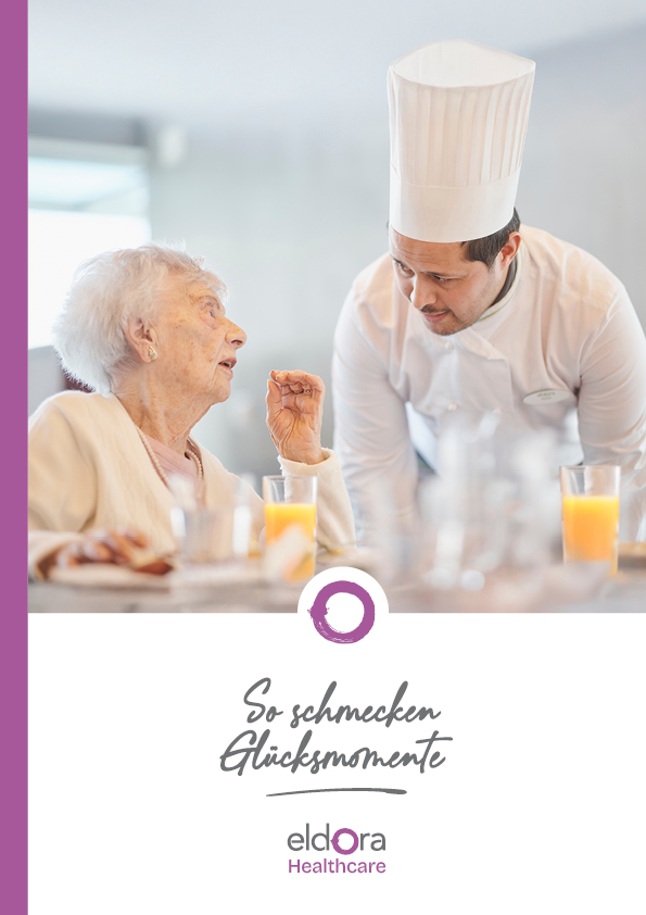 Titelseite der Broschüre: Ein Eldora Koch spricht mit einer Bewohnerin eines Altersheim. Die Frau sitzt an einem Tisch und hat vor sich ein Essen.