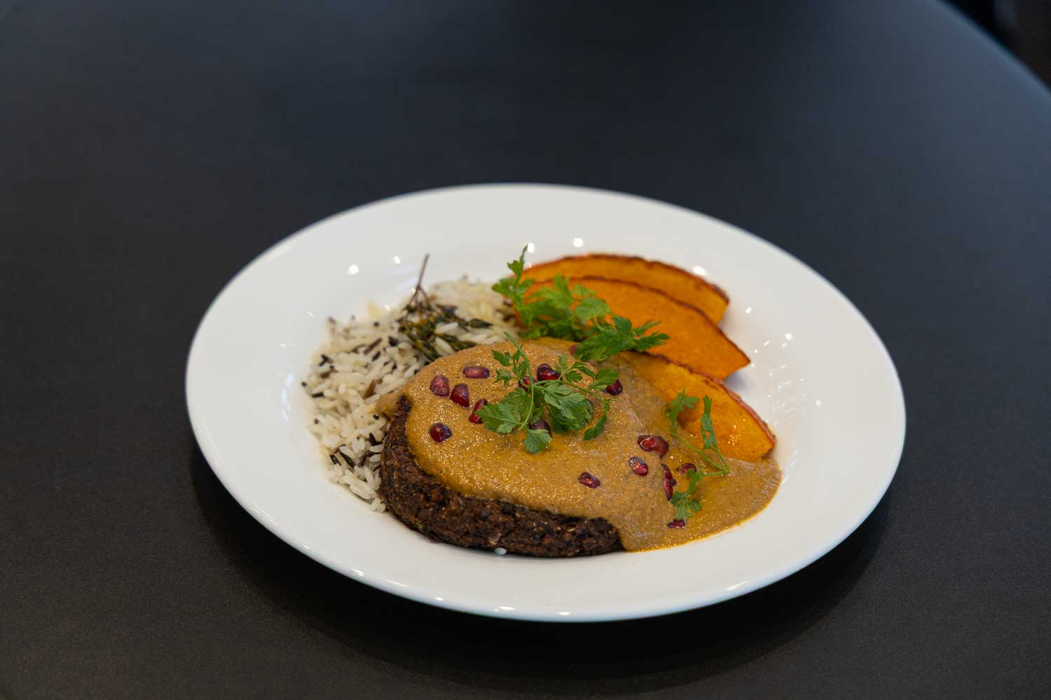 Linsenpuffer mit Morchselsauce und Wildreis