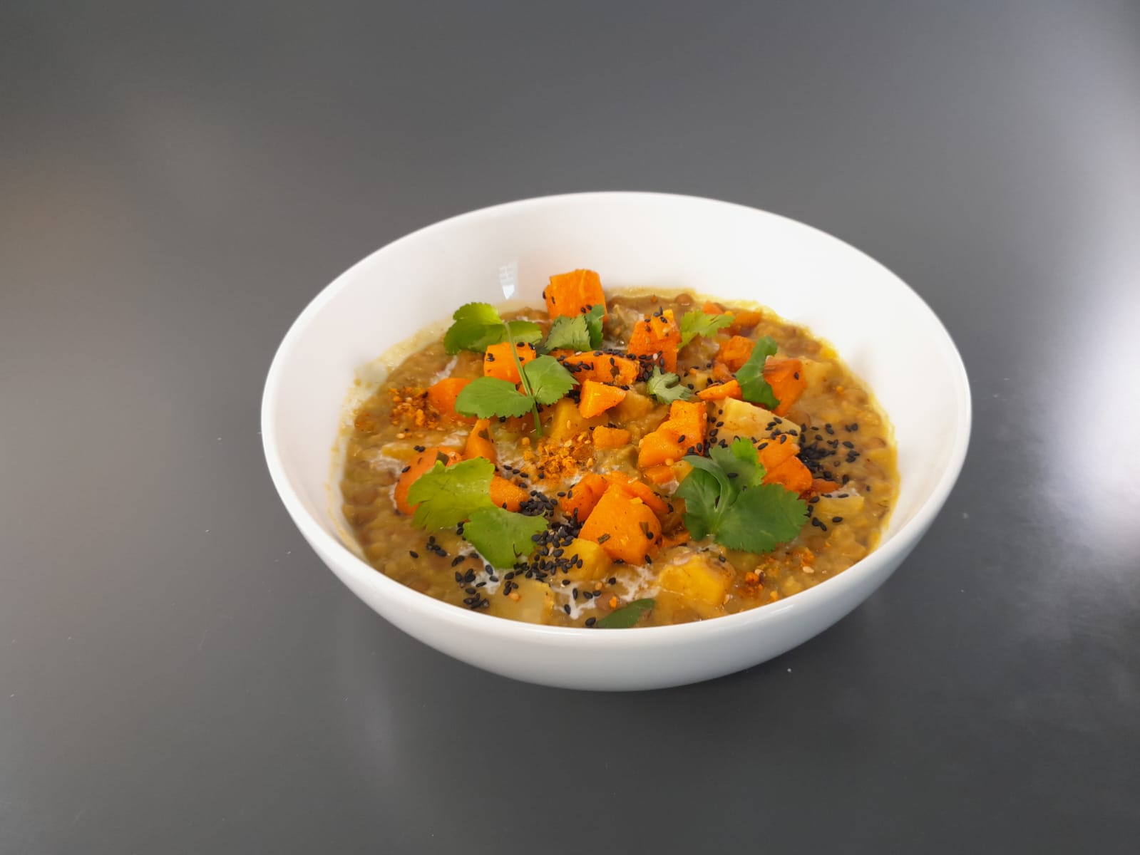 Wärmender Wurzelgemüse Eintopf mit roten Linsen