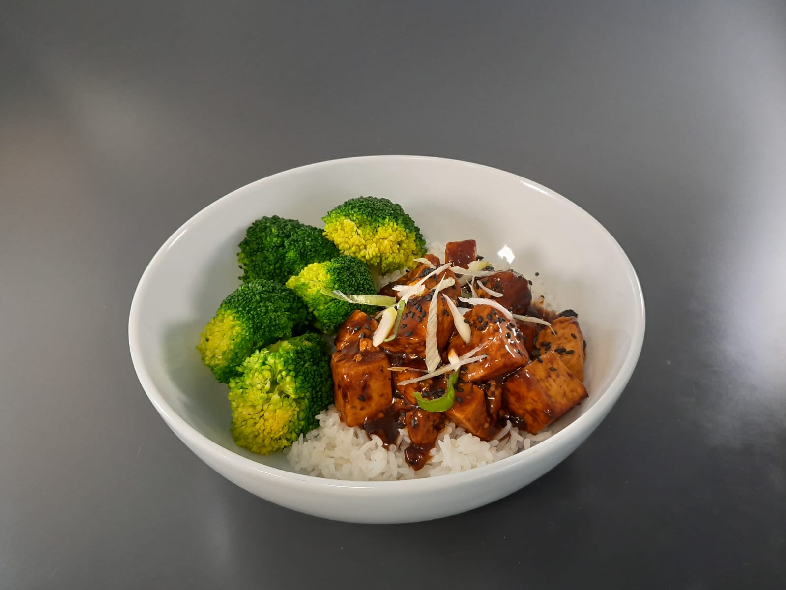 Asiatischer Sesam-Ingwer Tofu mit parfümiertem Jasminreis