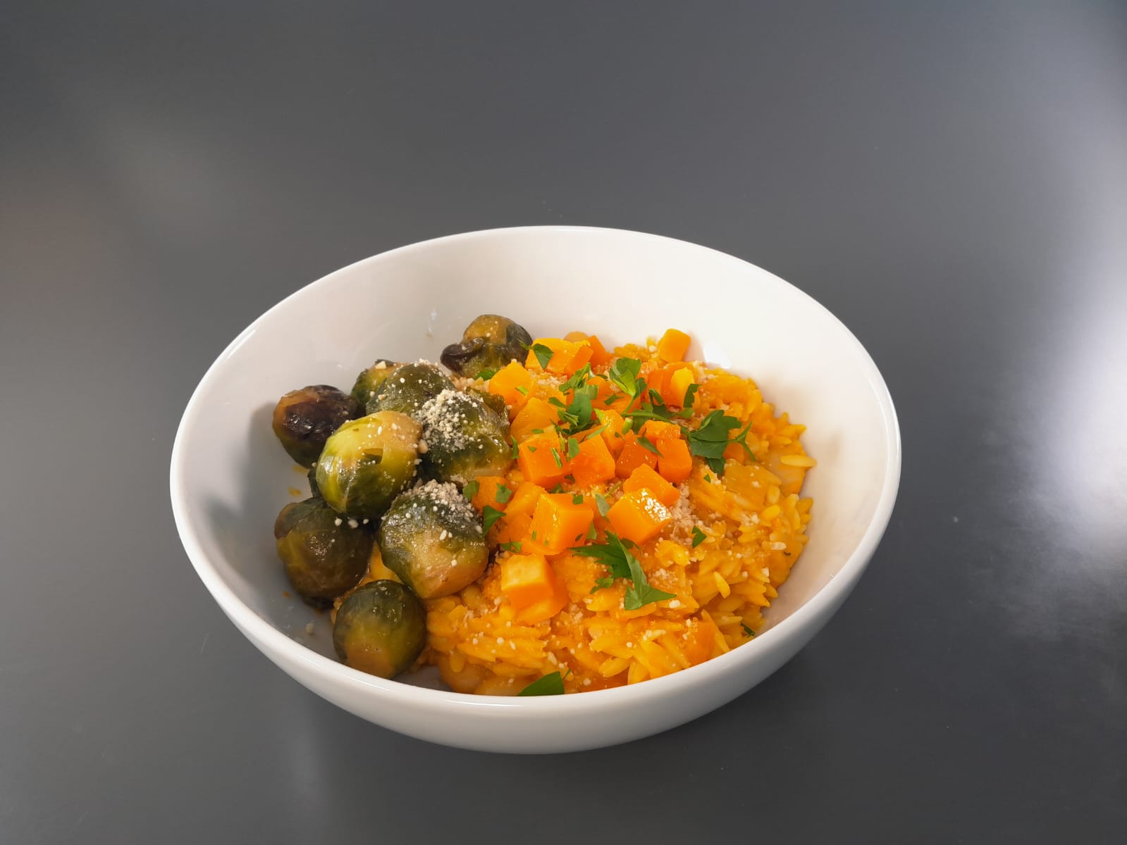 Cremiges Ozro-Risotto mit knusprigem Rosenkohl und Kürbis