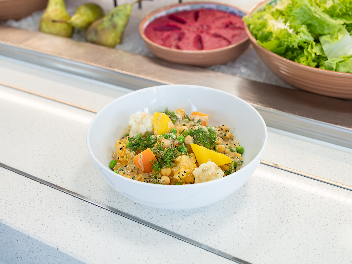 Orientalische Reispfanne mit Tahinisauce, Kichererbsen und Gemüse