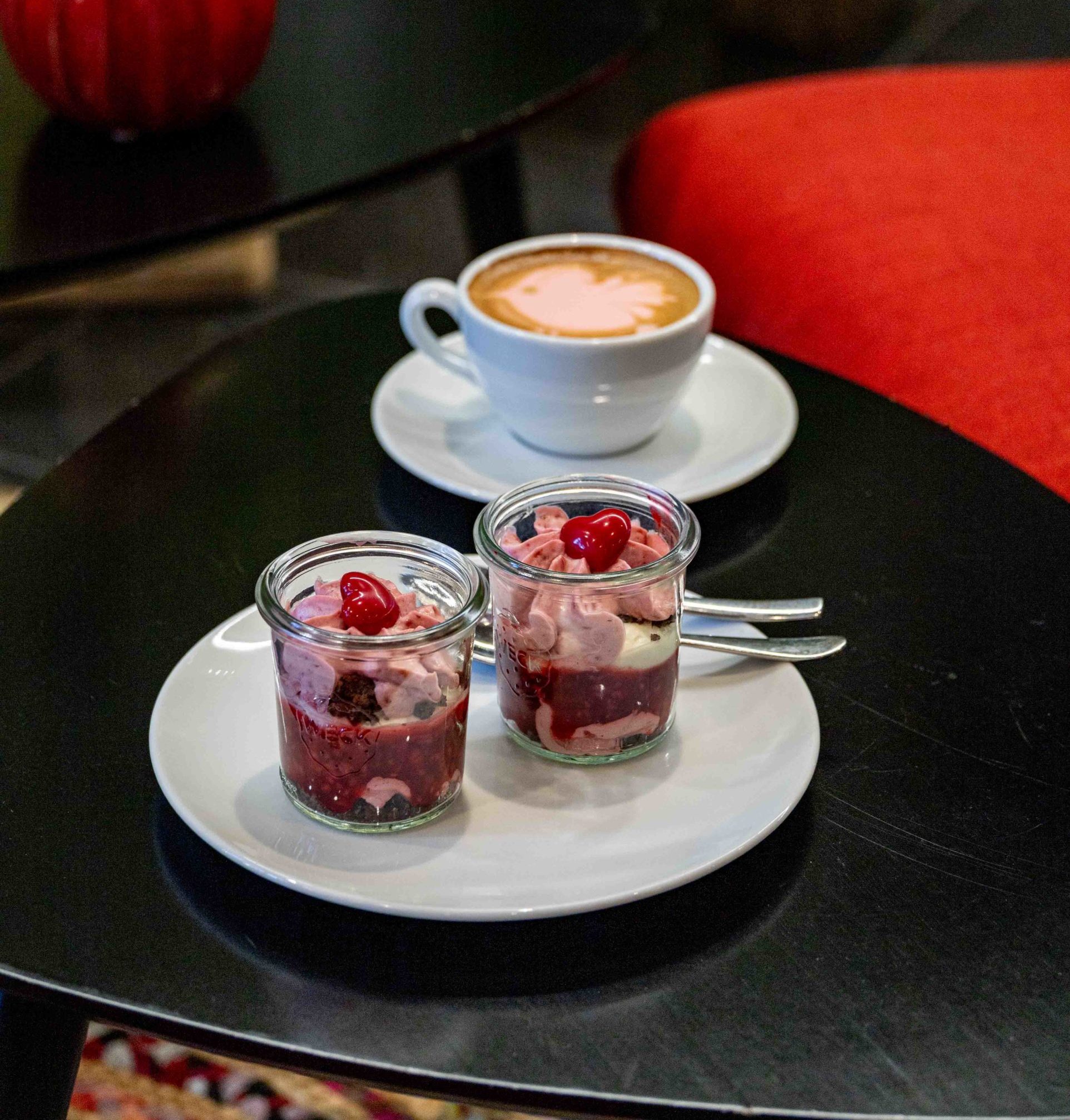 Mascarpone Himbeer Crème mit dunklem Schoko-Brownie und einem glasierten Schokoladenherz