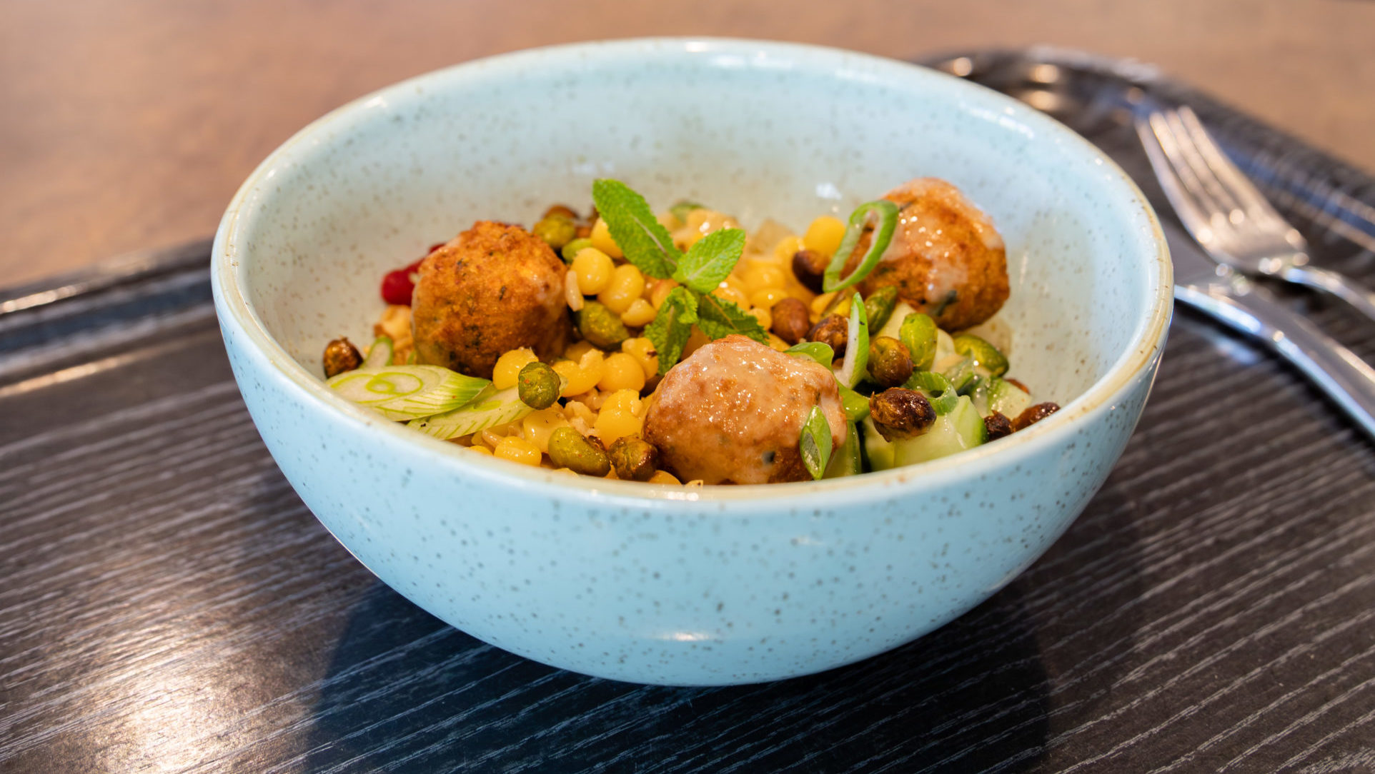 Hülsenfrüchte Protein Bowl an Zitronengras-Kokossauce