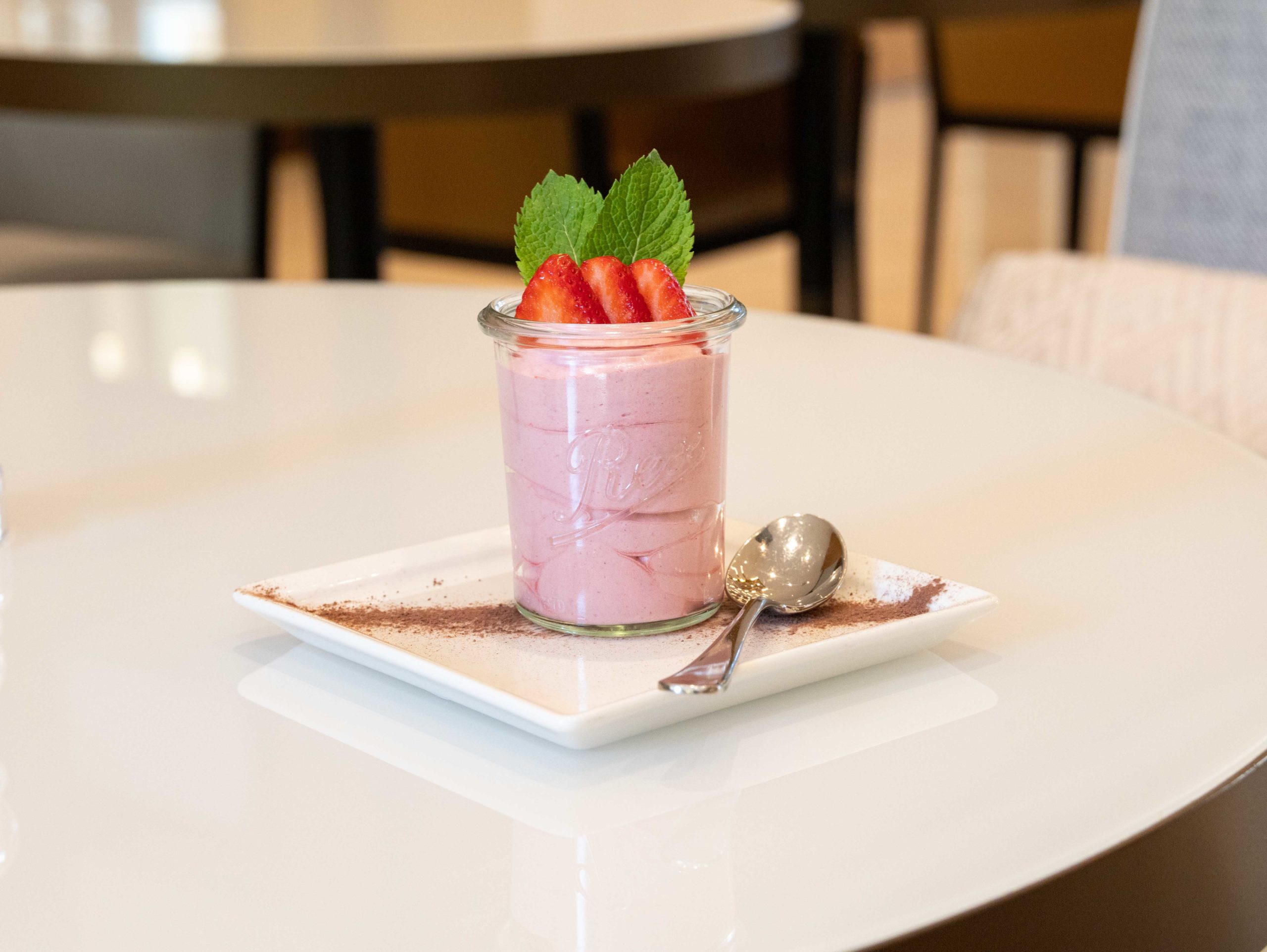 Beerenmousse mit Schlagrahm garniert mit Erdbeeren und Pfefferminze