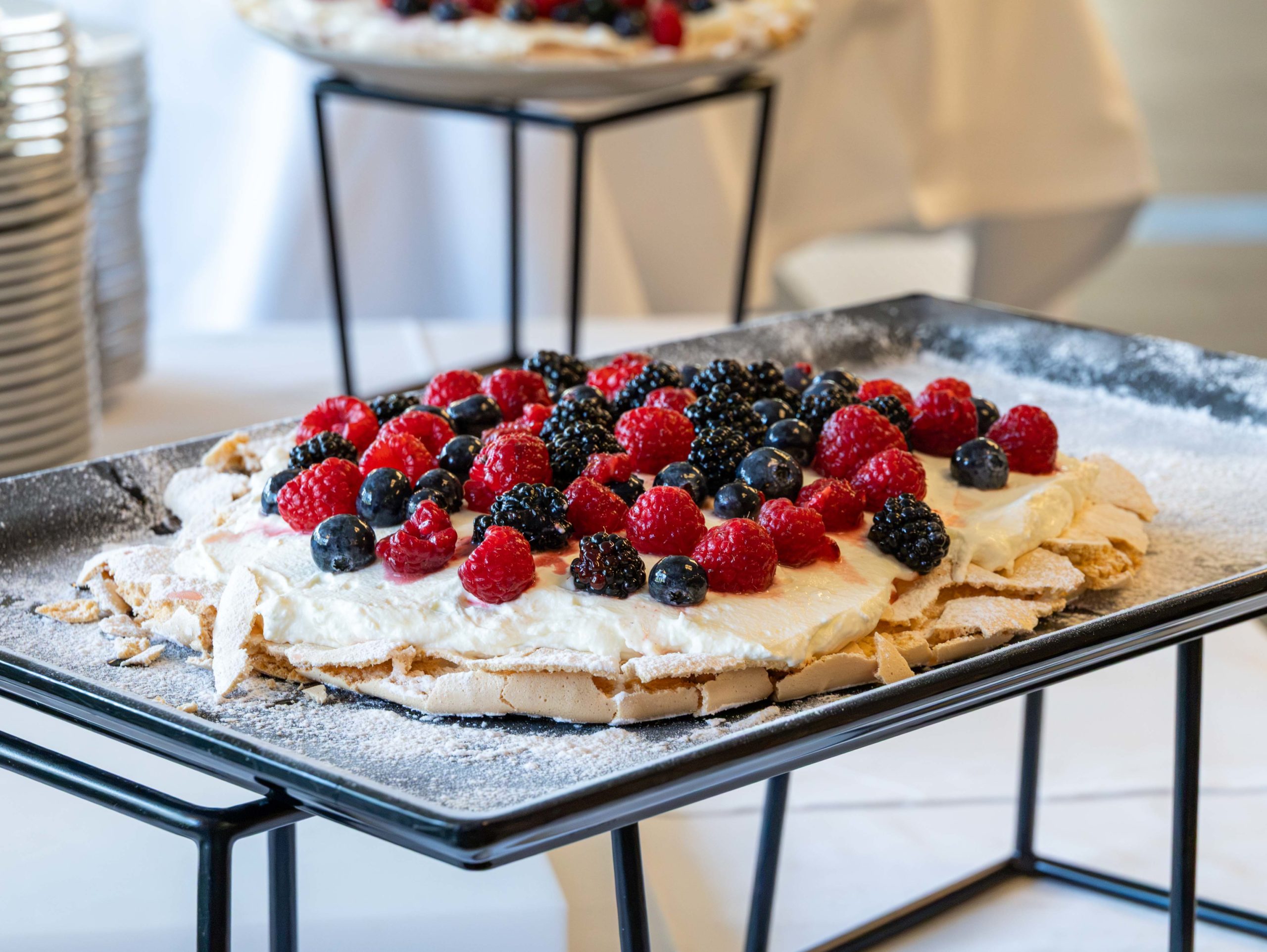 Pavlova mit Beeren