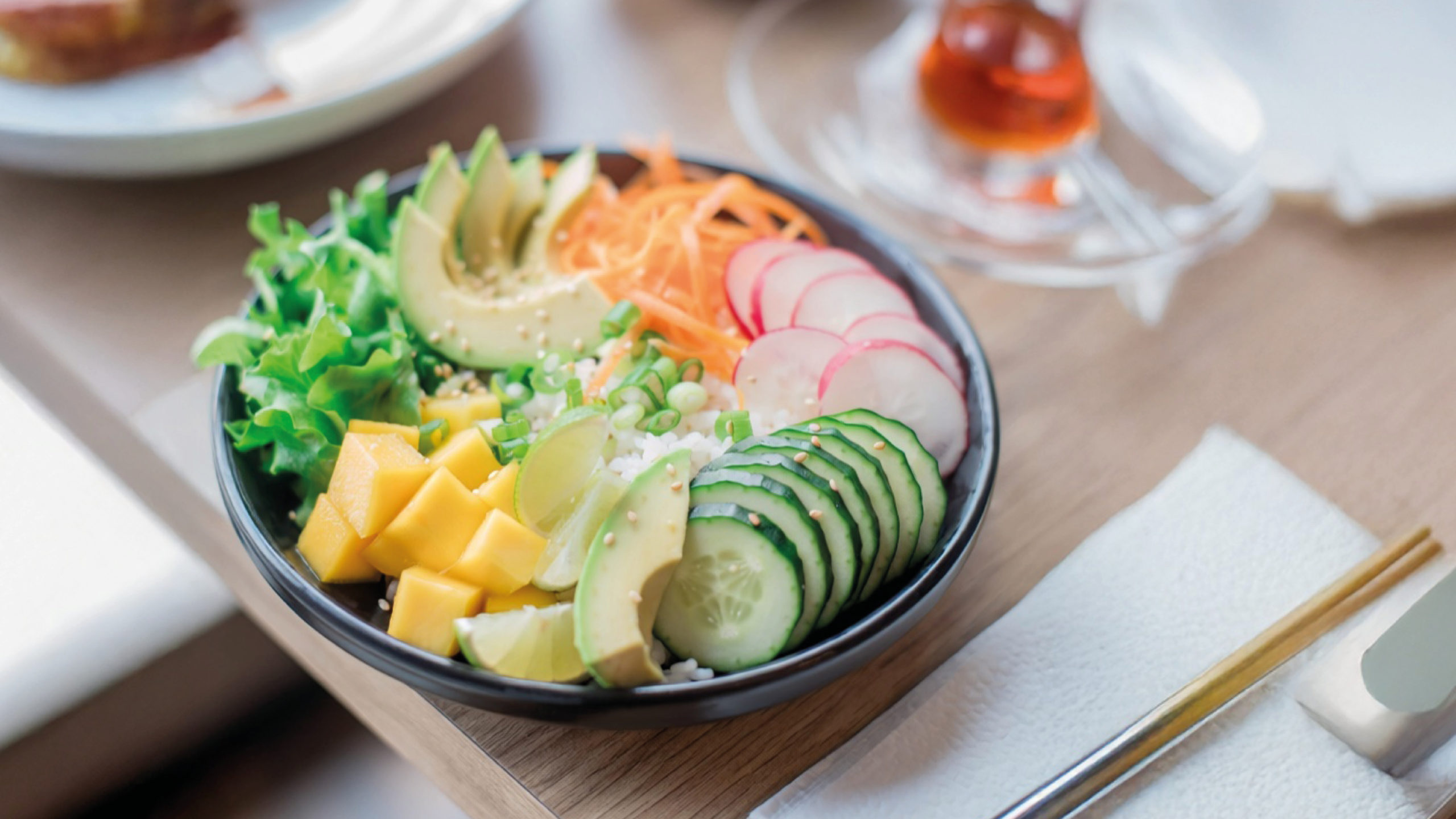 Poke Salat mit frischem Sommer-Gemüse auf deinem hell gedecktem Tisch