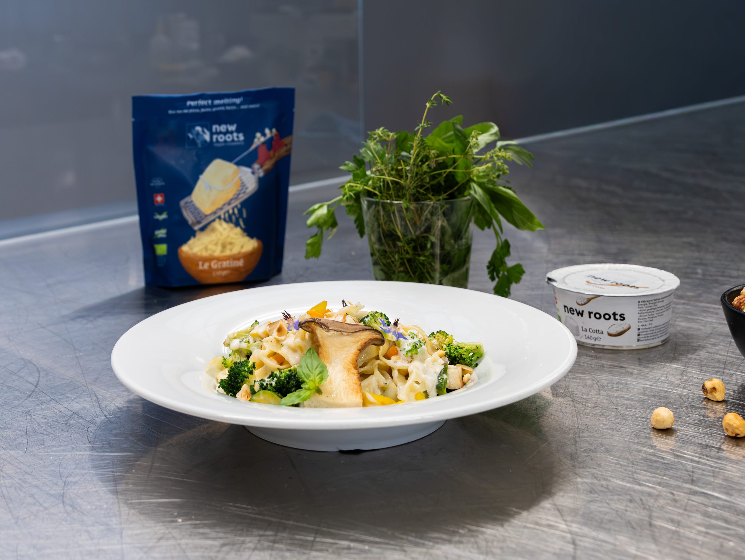 Hausgemachte Pasta mit veganer Ricotta-Zitronensauce und New Roots Produkte